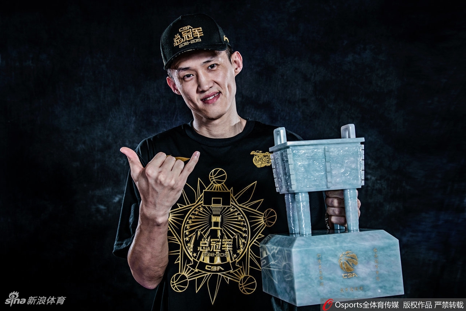 广东夺冠写真！阿联扛冠军鼎英气逼人