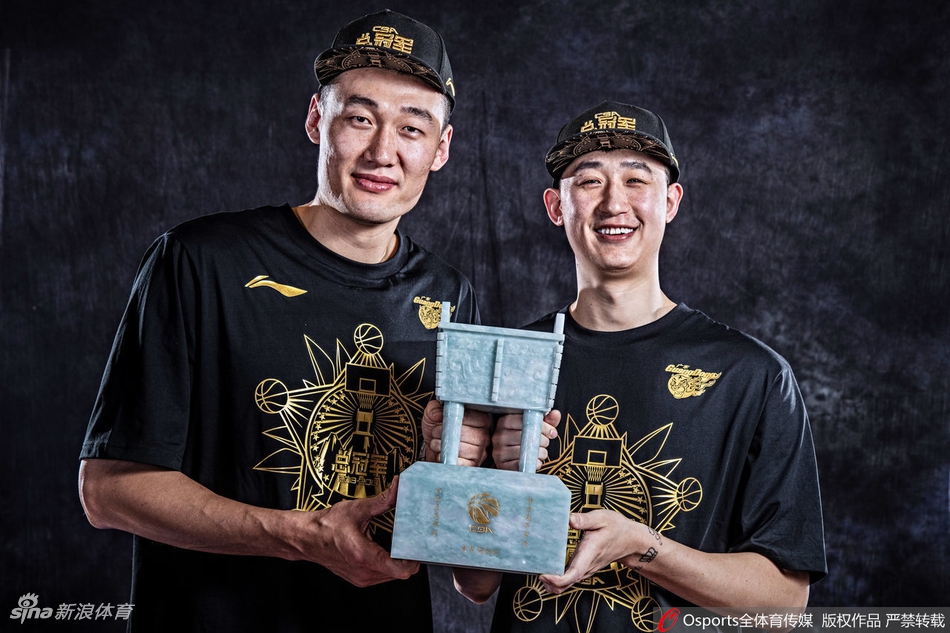 广东夺冠写真！阿联扛冠军鼎英气逼人