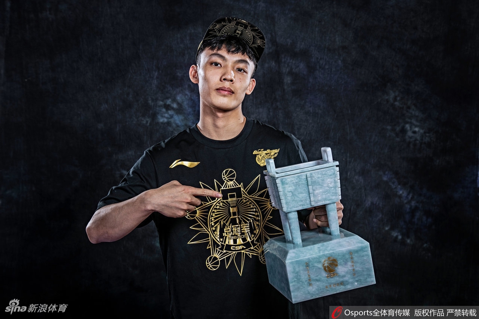 广东夺冠写真！阿联扛冠军鼎英气逼人