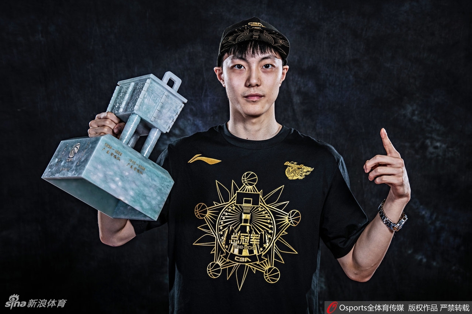 广东夺冠写真！阿联扛冠军鼎英气逼人