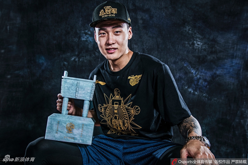 广东夺冠写真！阿联扛冠军鼎英气逼人