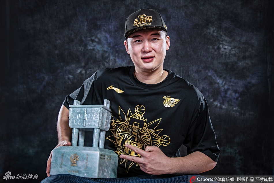 广东夺冠写真！阿联扛冠军鼎英气逼人