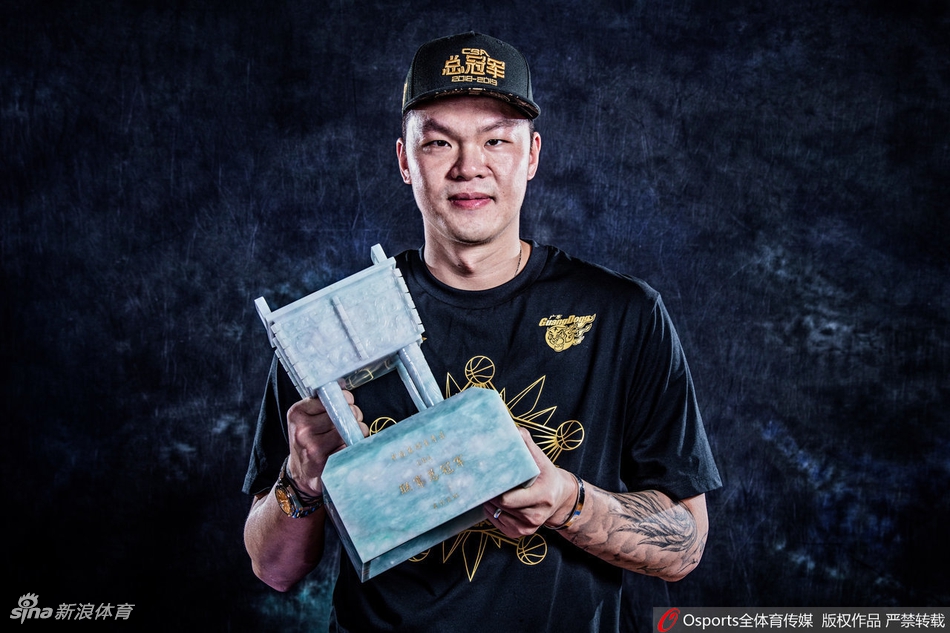 广东夺冠写真！阿联扛冠军鼎英气逼人
