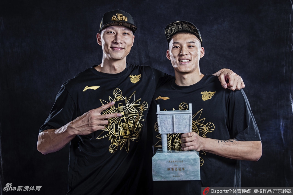 广东夺冠写真！阿联扛冠军鼎英气逼人