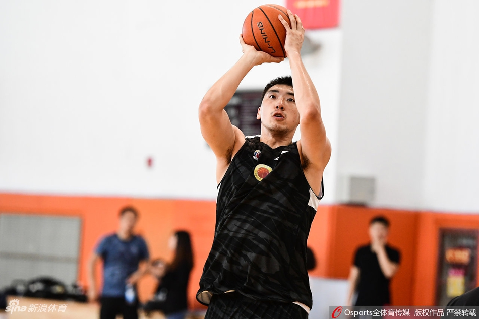 山东队公开训练课 新帅巩晓彬一丝不苟