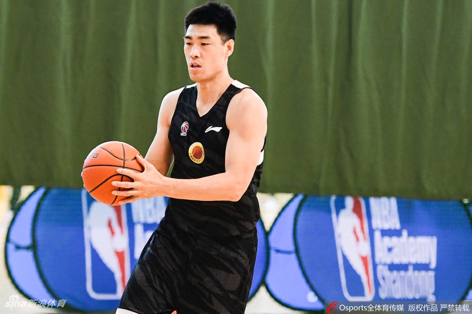 山东队公开训练课 新帅巩晓彬一丝不苟