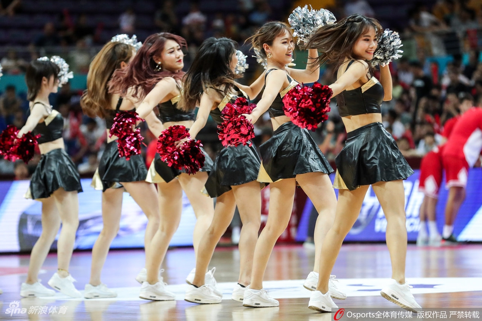 啦啦队热舞为男篮加油助威