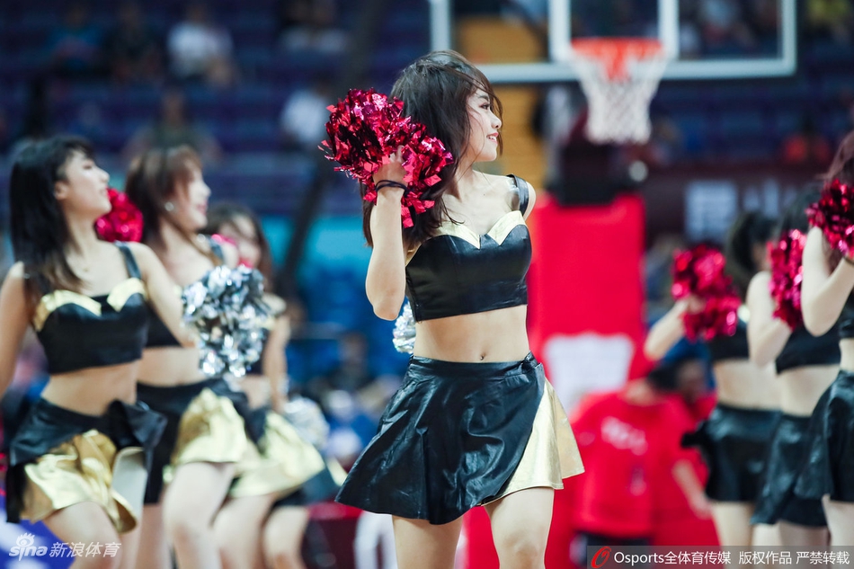啦啦队热舞为男篮加油助威