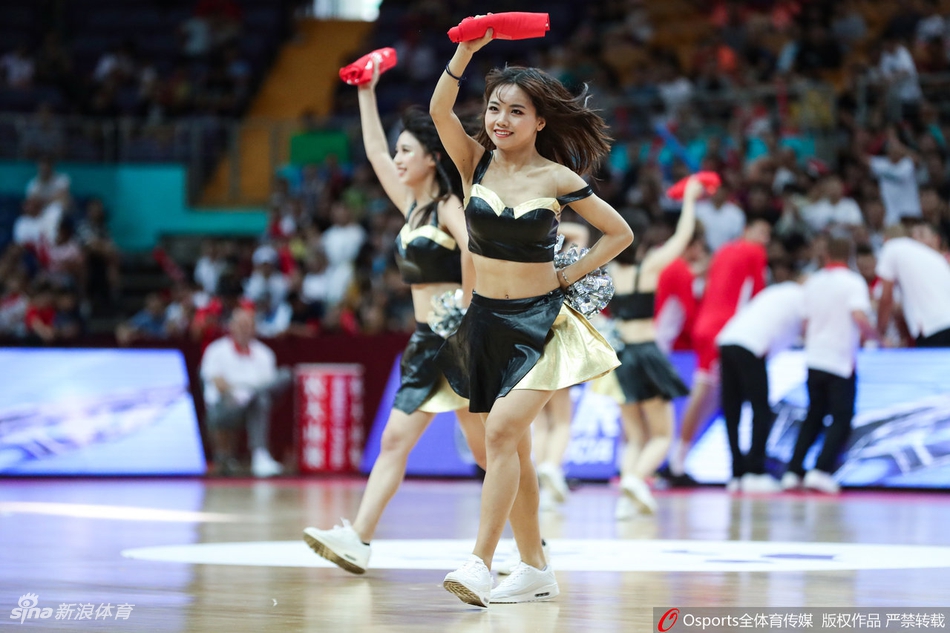 啦啦队热舞为男篮加油助威