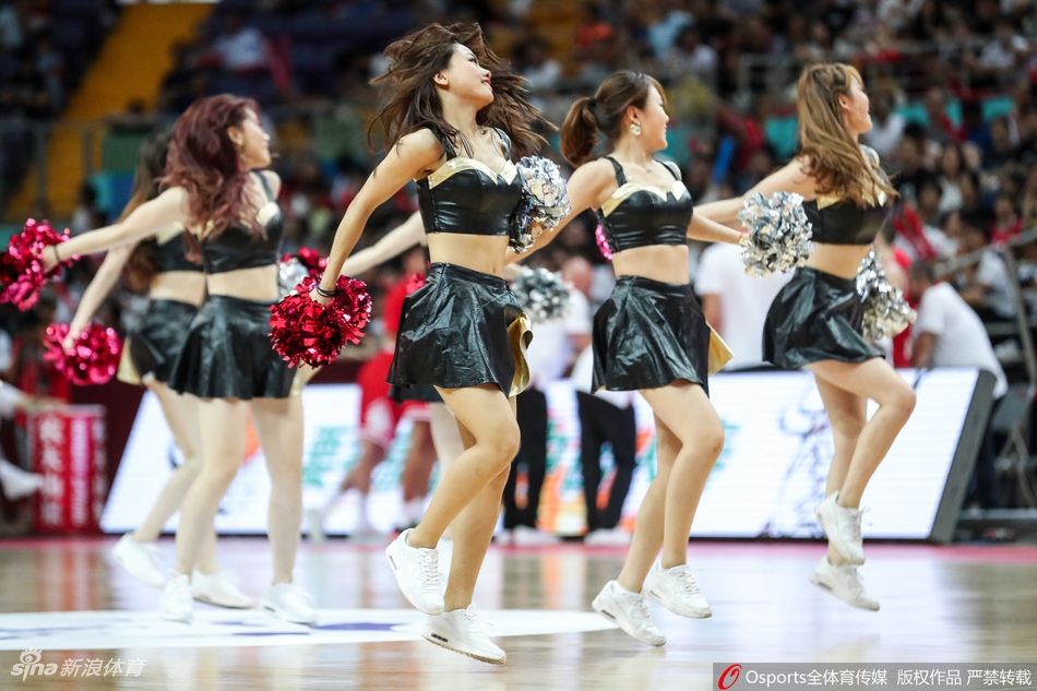 啦啦队热舞为男篮加油助威