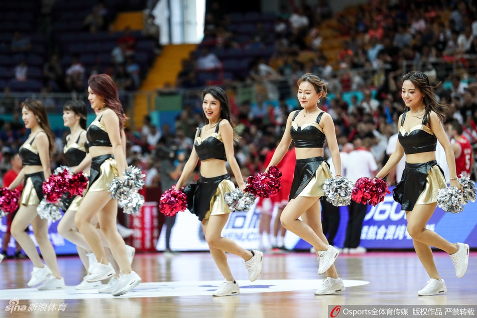 啦啦队热舞为男篮加油助威