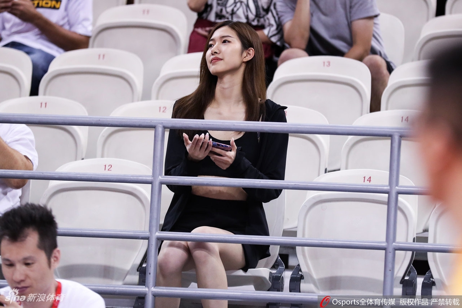 这美女观众颜值什么水平?摄影师目不转睛