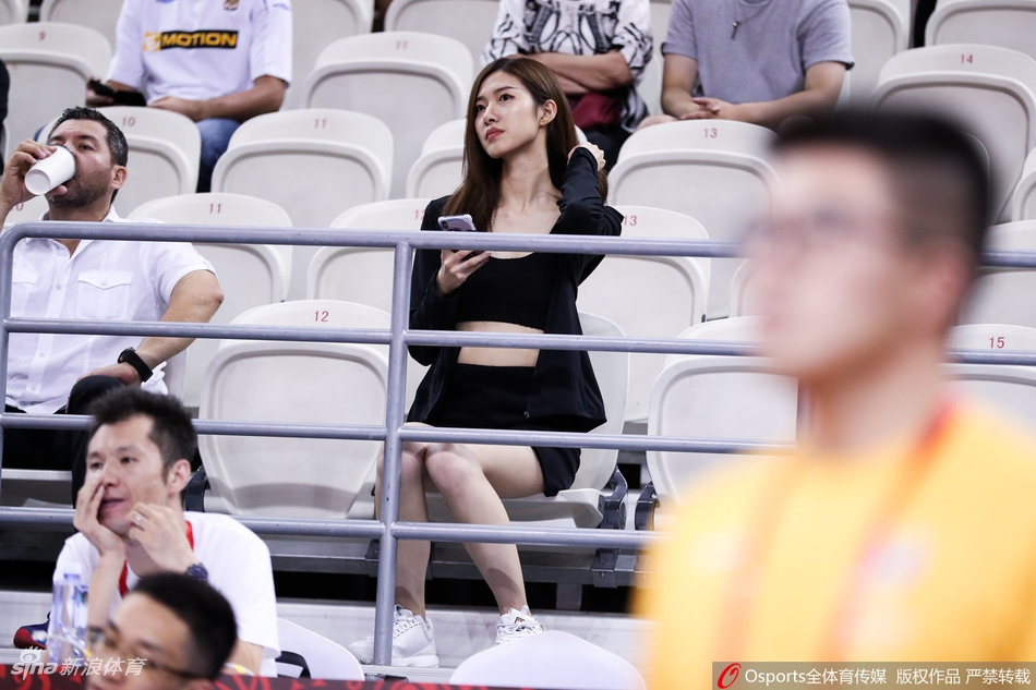 这美女观众颜值什么水平?摄影师目不转睛