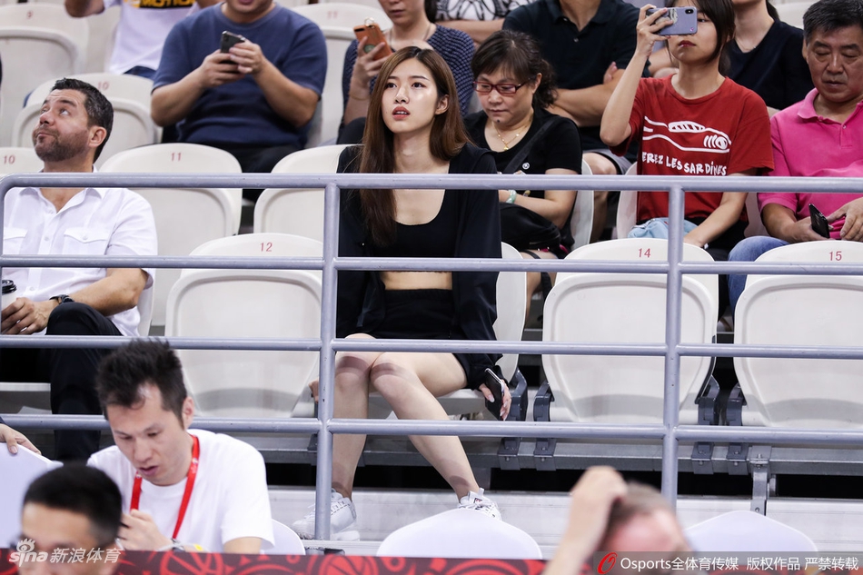 这美女观众颜值什么水平?摄影师目不转睛