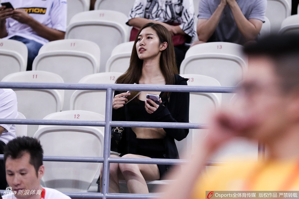 这美女观众颜值什么水平?摄影师目不转睛