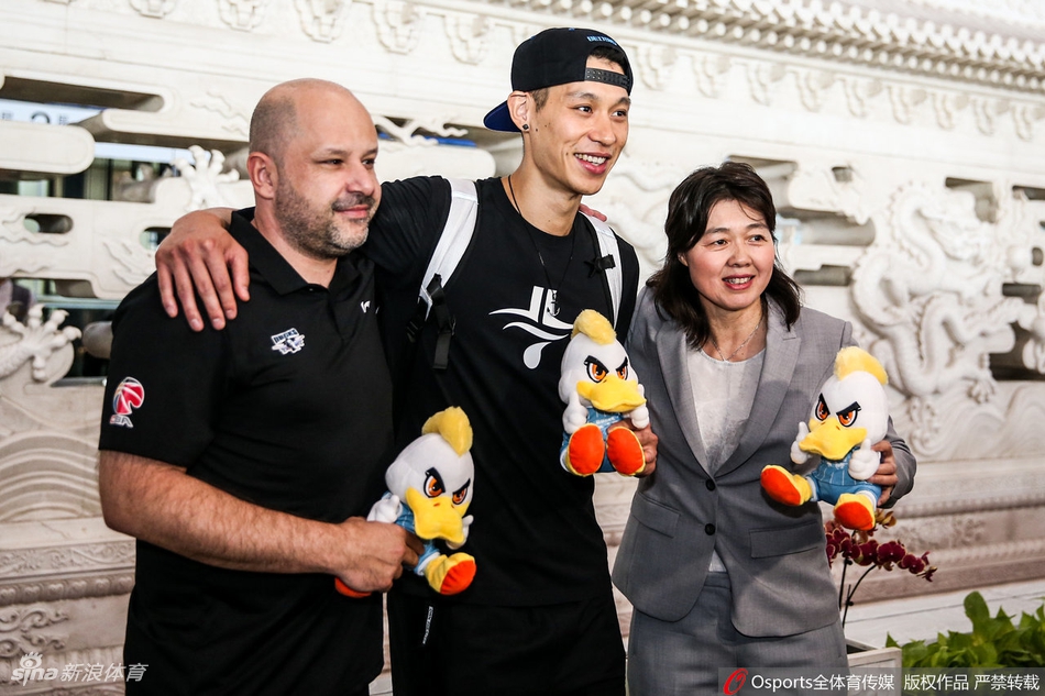 林书豪抵达首都机场 秦晓雯雅尼斯到场迎接