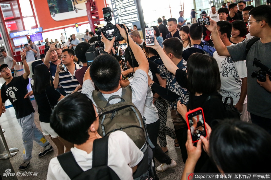 林书豪抵达首都机场 秦晓雯雅尼斯到场迎接