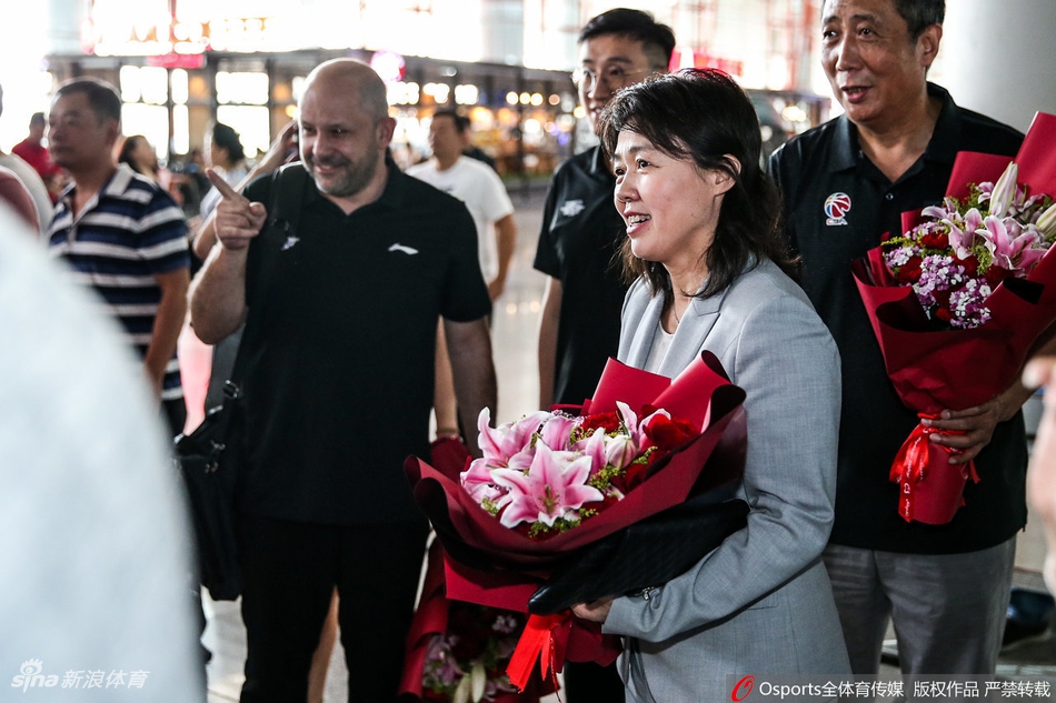 林书豪抵达首都机场 秦晓雯雅尼斯到场迎接