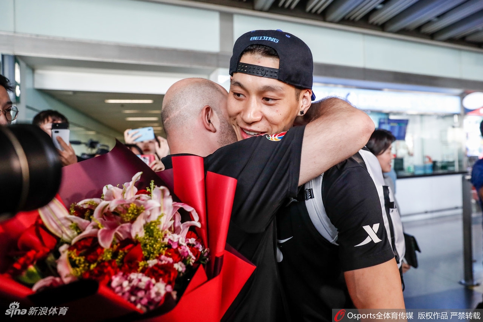 林书豪抵达首都机场 秦晓雯雅尼斯到场迎接