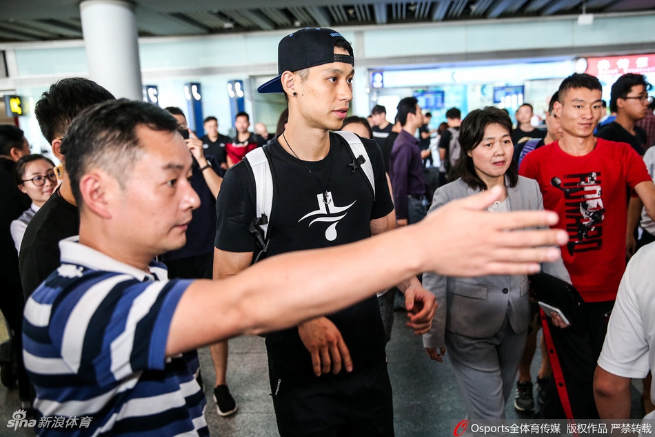 林书豪抵达首都机场 秦晓雯雅尼斯到场迎接