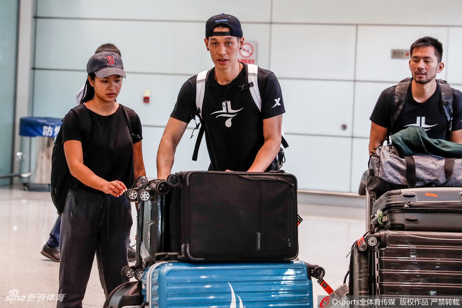 林书豪抵达首都机场 秦晓雯雅尼斯到场迎接