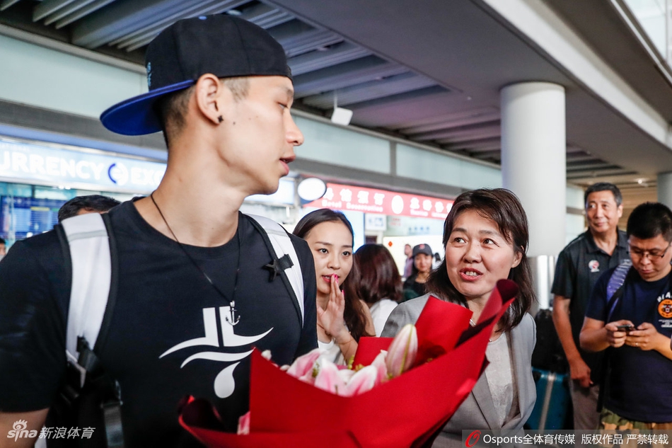 林书豪抵达首都机场 秦晓雯雅尼斯到场迎接