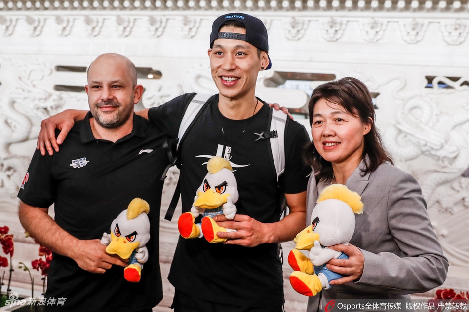 林书豪抵达首都机场 秦晓雯雅尼斯到场迎接