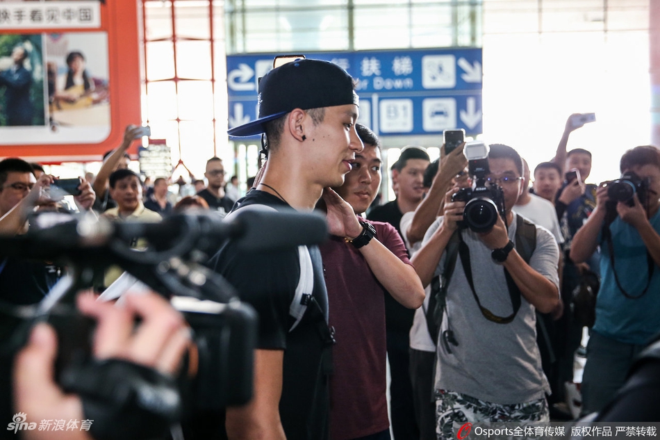 林书豪抵达首都机场 秦晓雯雅尼斯到场迎接