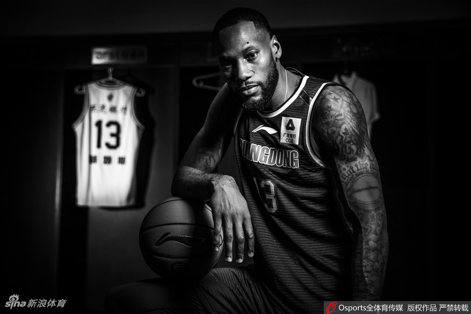 酷炫！广东拍摄新赛季黑白写真