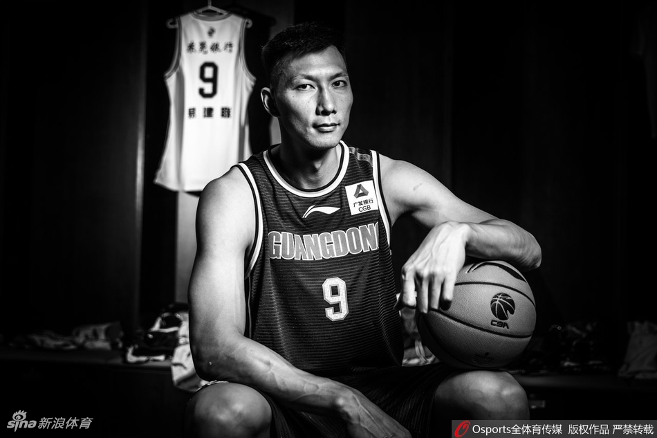 酷炫！广东拍摄新赛季黑白写真