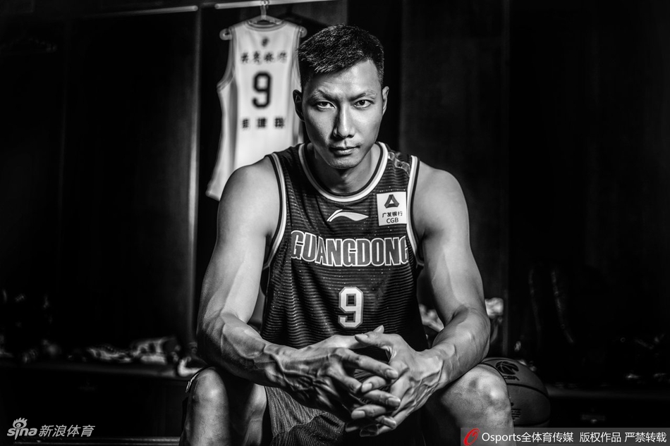 酷炫！广东拍摄新赛季黑白写真