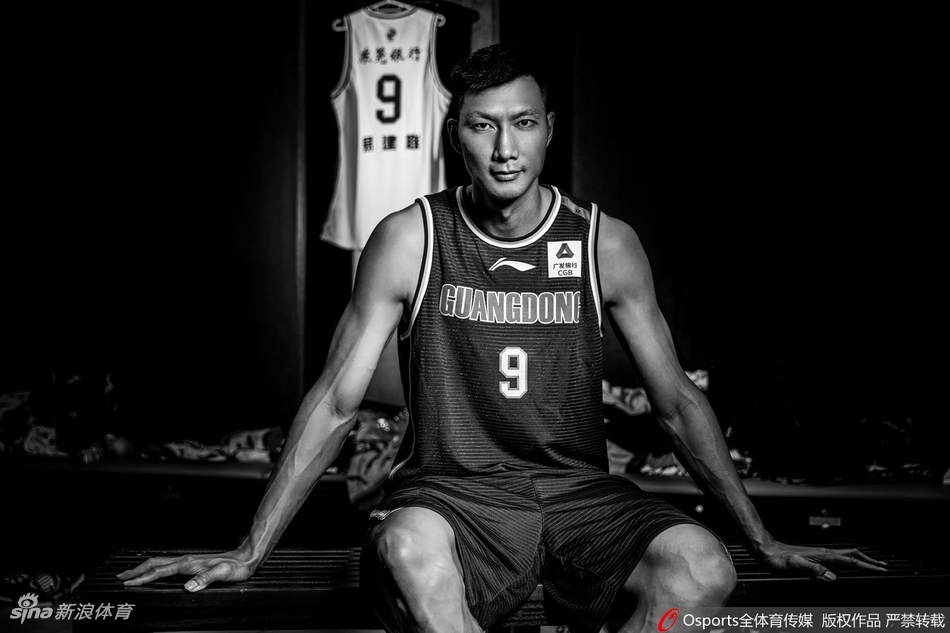 酷炫！广东拍摄新赛季黑白写真