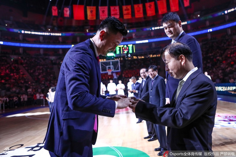 广东队领取总冠军戒指