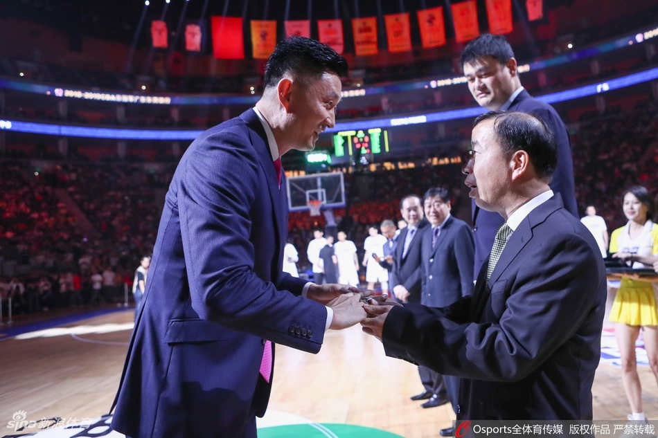 广东队领取总冠军戒指