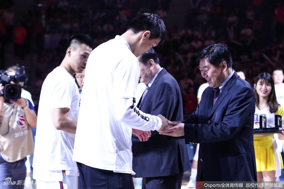 广东队领取总冠军戒指