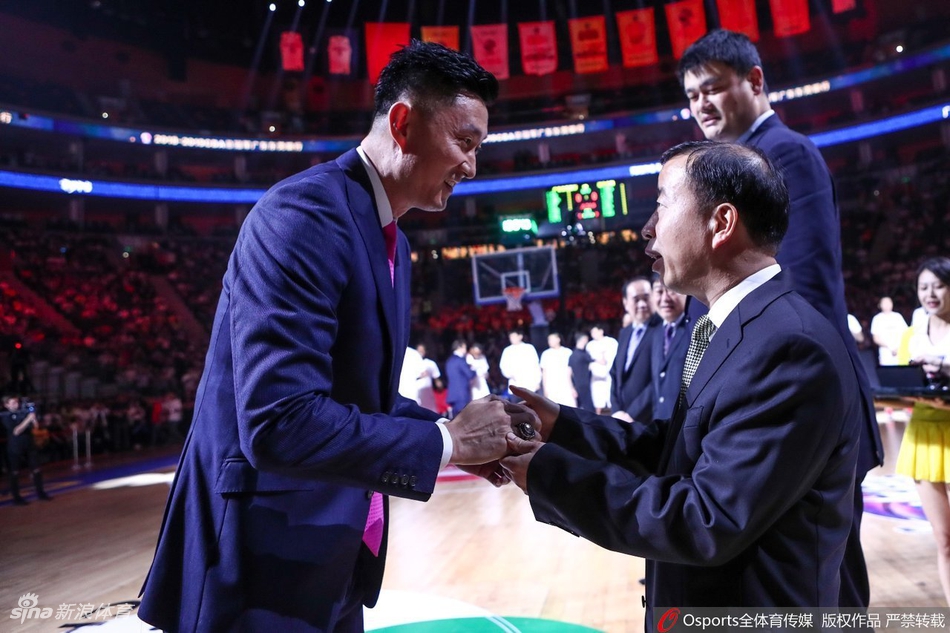 广东队领取总冠军戒指