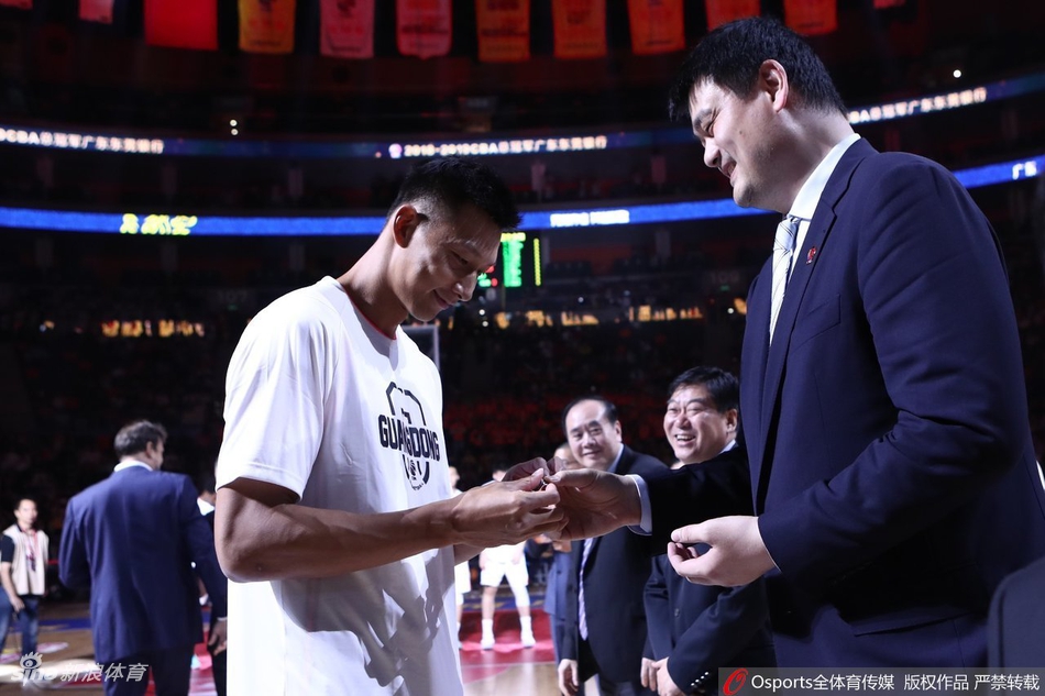 广东队领取总冠军戒指