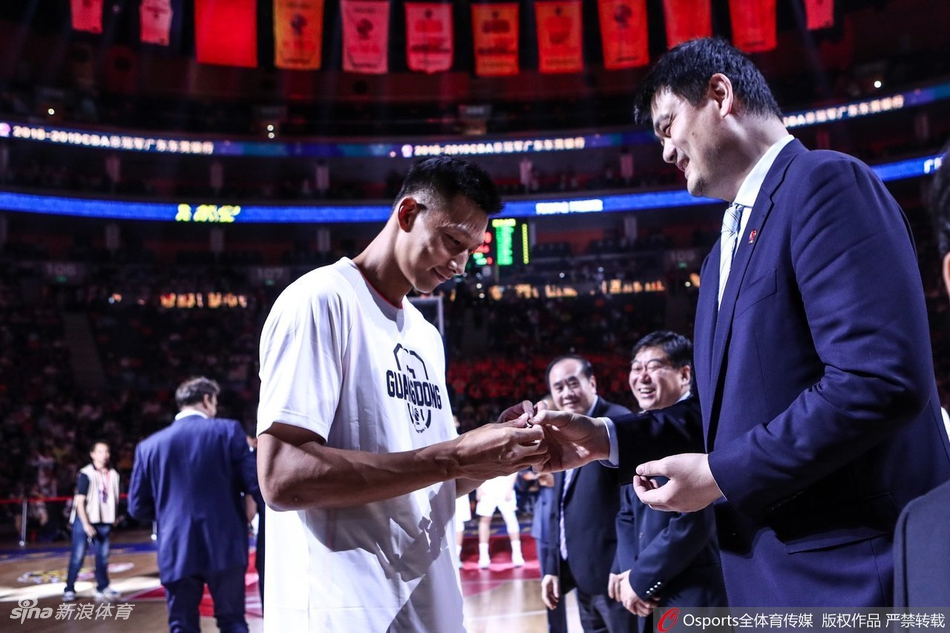 广东队领取总冠军戒指