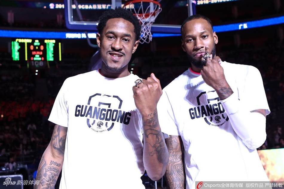 广东队领取总冠军戒指