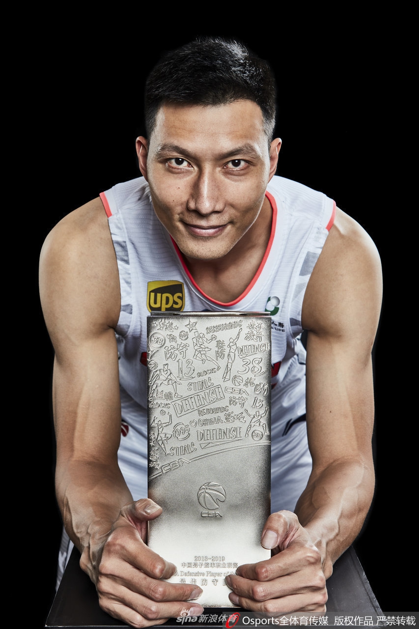 史上首位最佳防守队员易建联写真 对奖杯爱不释手