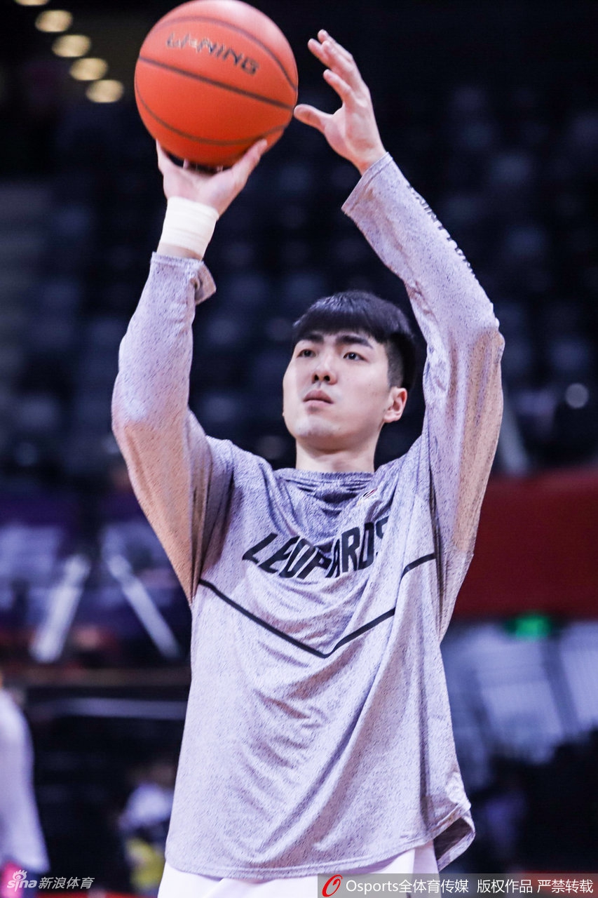 广东深圳赛前训练备战G4 阿联潇洒后仰