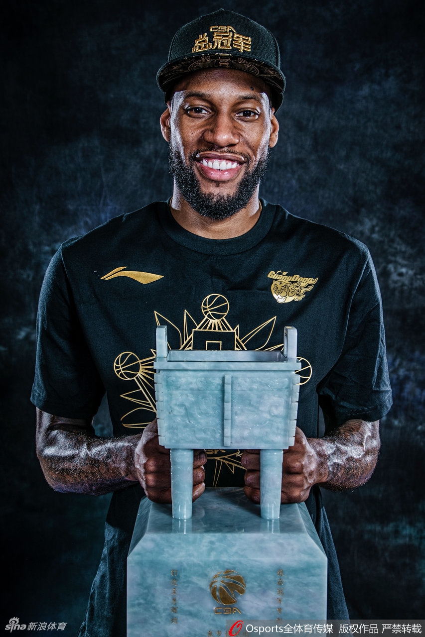 广东夺冠写真！阿联扛冠军鼎英气逼人