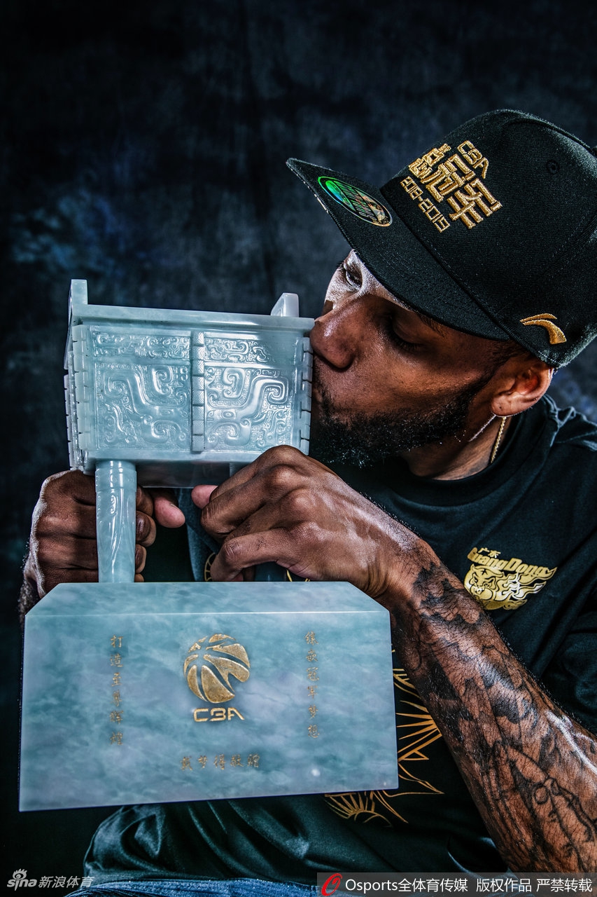 广东夺冠写真！阿联扛冠军鼎英气逼人