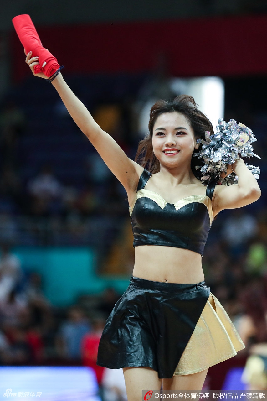 啦啦队热舞为男篮加油助威