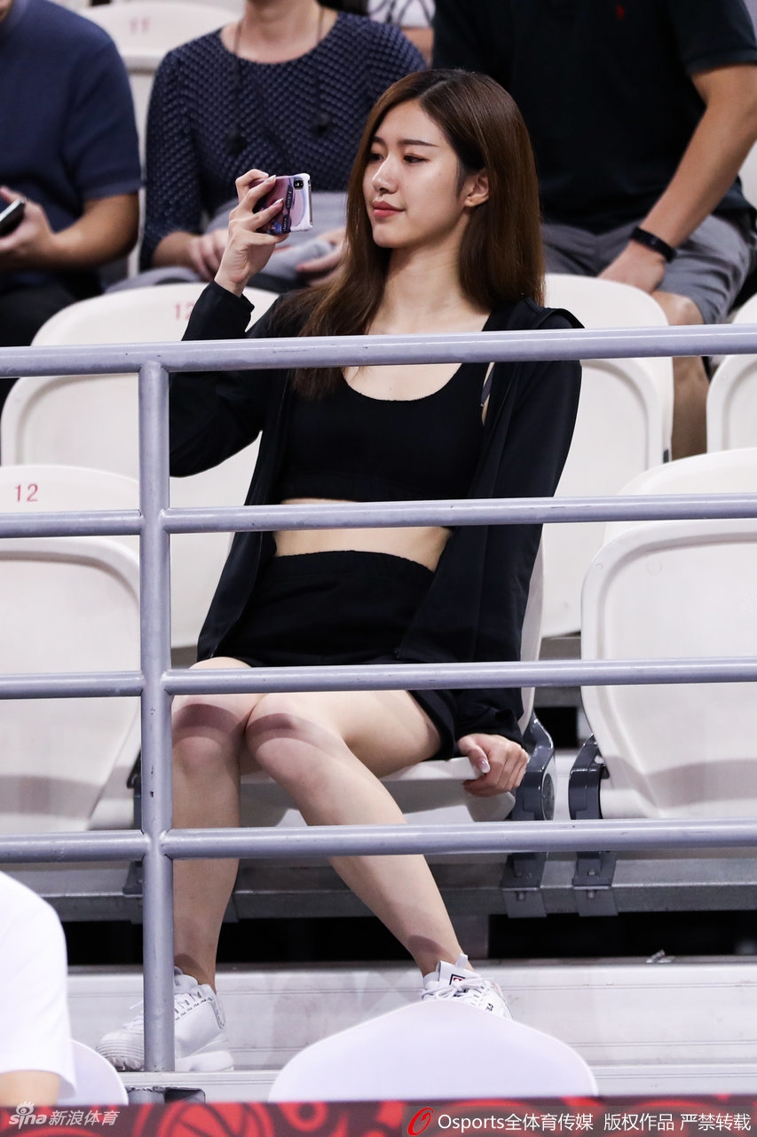 这美女观众颜值什么水平?摄影师目不转睛