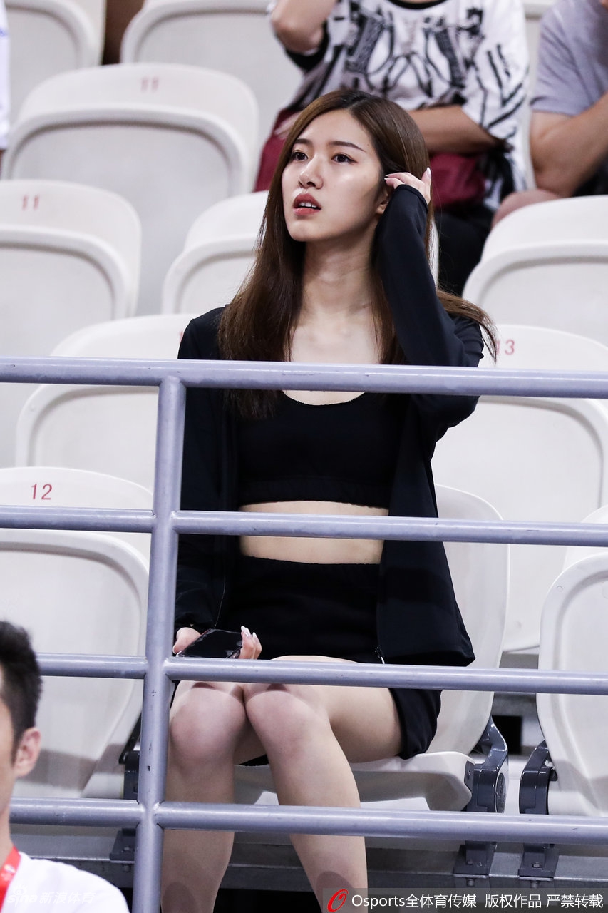 这美女观众颜值什么水平?摄影师目不转睛