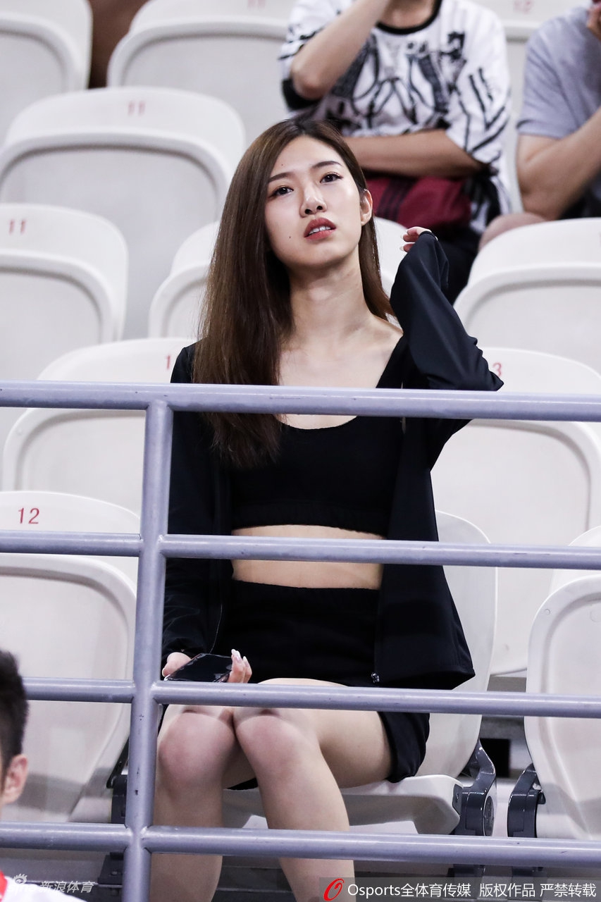 这美女观众颜值什么水平?摄影师目不转睛