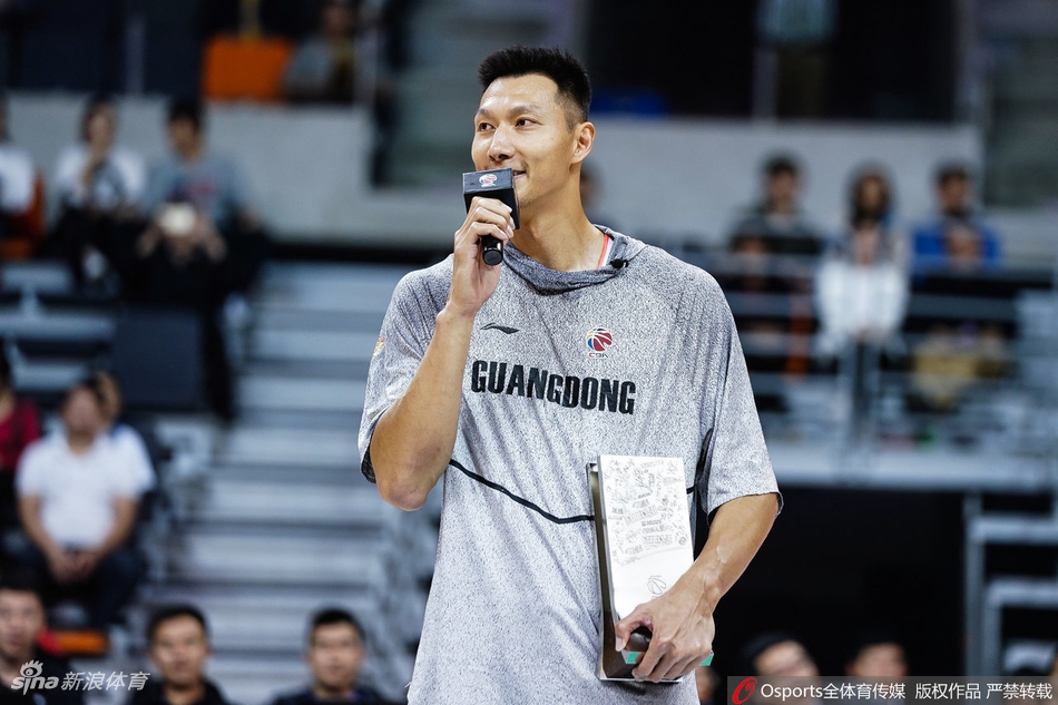 喜笑颜开！阿联获颁最佳防守队员奖杯