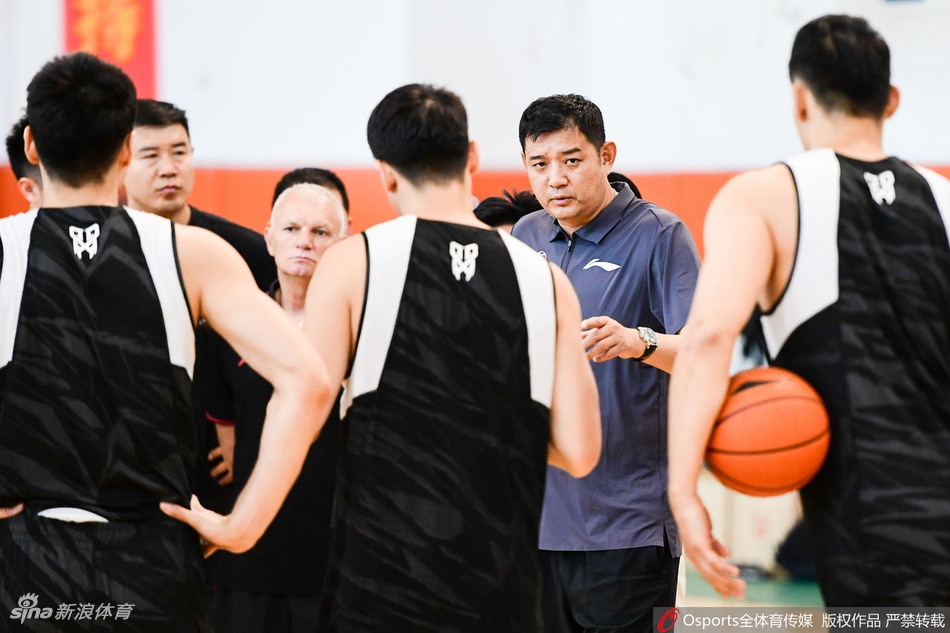 山东队公开训练课 新帅巩晓彬一丝不苟