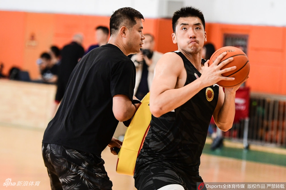 山东队公开训练课 新帅巩晓彬一丝不苟